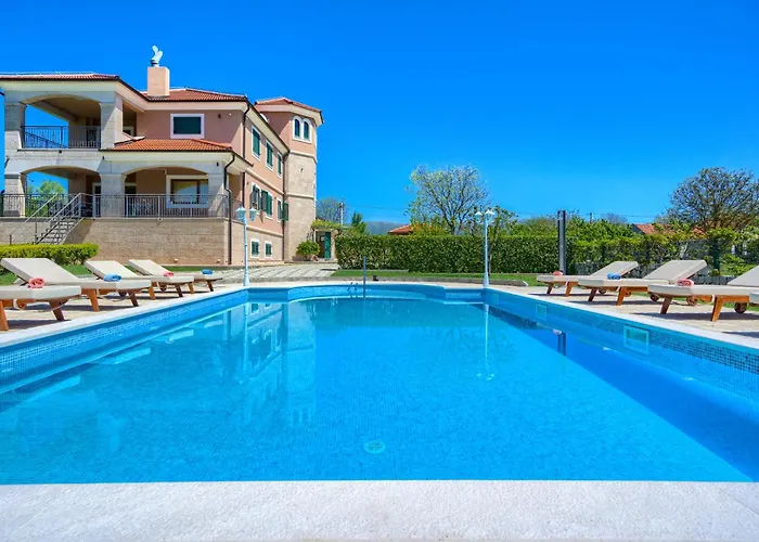 5-bed With Pool, Jacuzzi & Padel Court Drniš