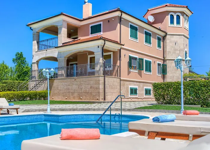 5-bed With Pool, Jacuzzi & Padel Court Drniš