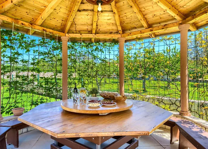 Villa 5-bed With Pool, Jacuzzi & Padel Court