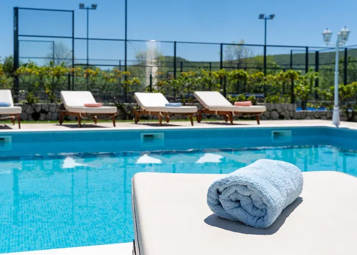 5-bed With Pool, Jacuzzi & Padel Court 别墅