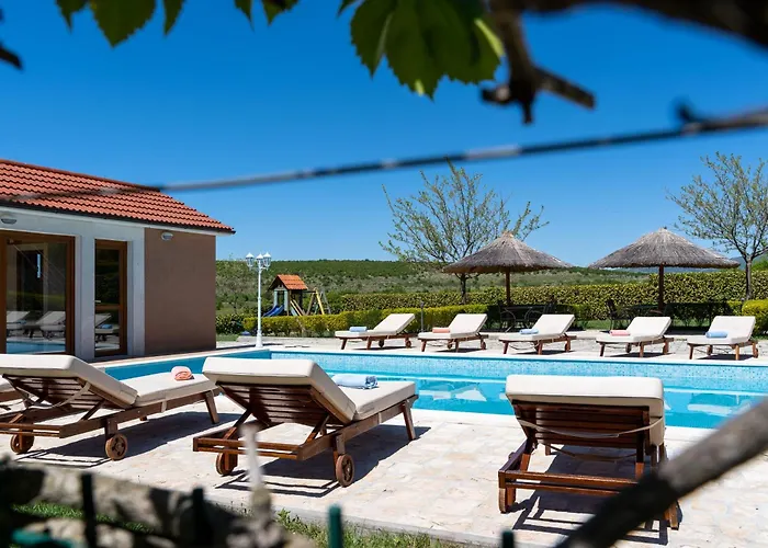 Villa 5-bed With Pool, Jacuzzi & Padel Court
