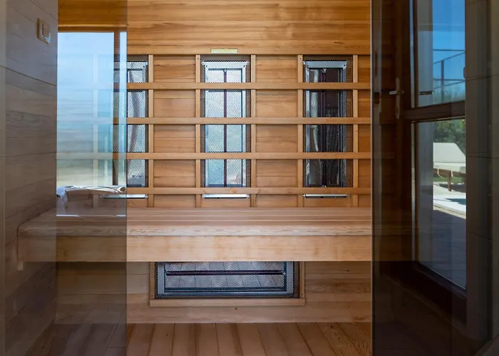 5-bed With Pool, Jacuzzi & Padel Court 别墅 *