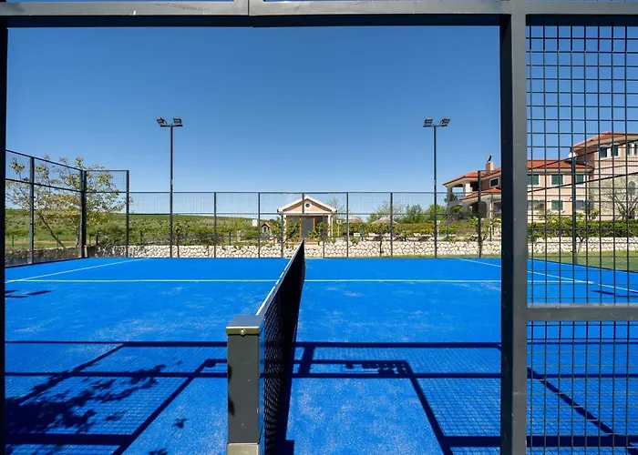 5-bed With Pool, Jacuzzi & Padel Court * Drniš