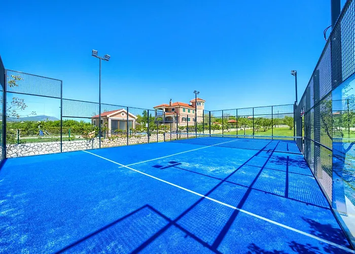 5-bed With Pool, Jacuzzi & Padel Court Villa