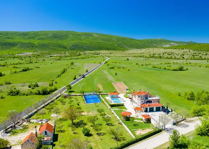 5-bed With Pool, Jacuzzi & Padel Court Drniš