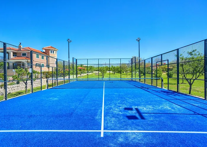 5-bed With Pool, Jacuzzi & Padel Court Villa