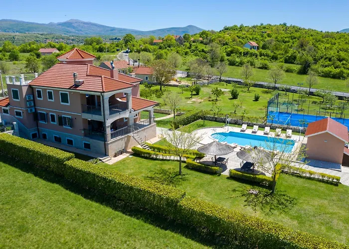 别墅 5-bed With Pool, Jacuzzi & Padel Court *