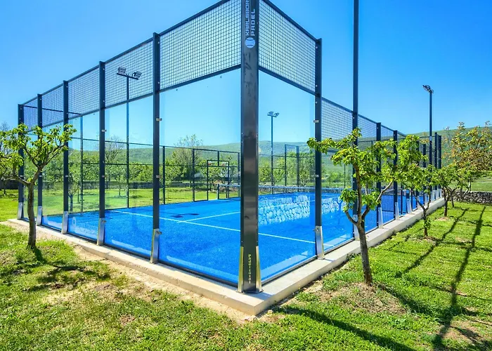 5-bed With Pool, Jacuzzi & Padel Court *