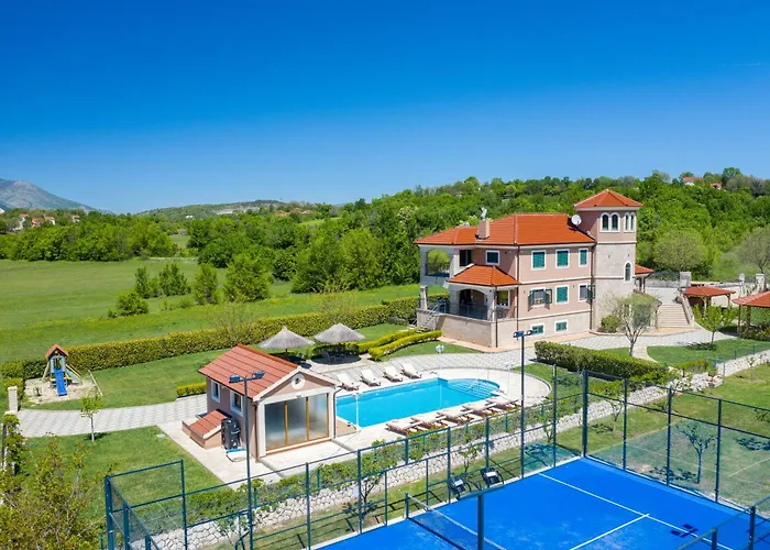 Villa 5-bed With Pool, Jacuzzi & Padel Court Drniš