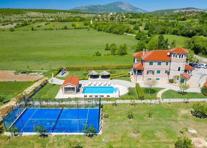 5-bed With Pool, Jacuzzi & Padel Court *