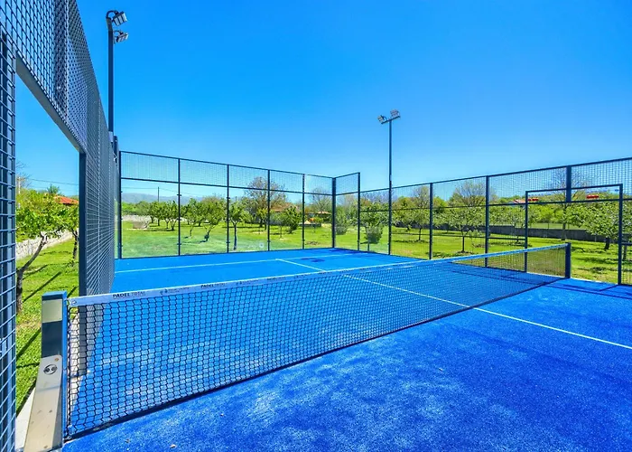 5-bed With Pool, Jacuzzi & Padel Court 别墅 *